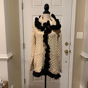 CARRAIG DONN 100% Merino Wool white black ruffle Cardigan (hole)